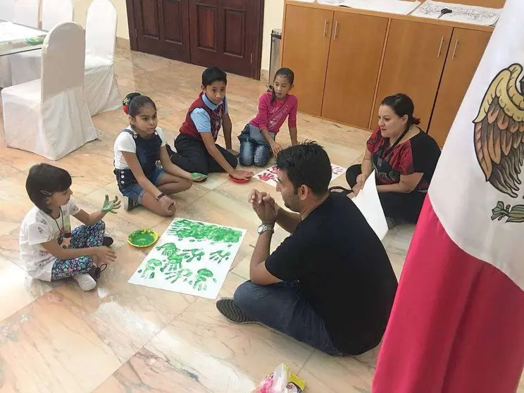 Taller de Símbolos Patrios en la Embajada de México en Abu Dhabi. (Cedida)