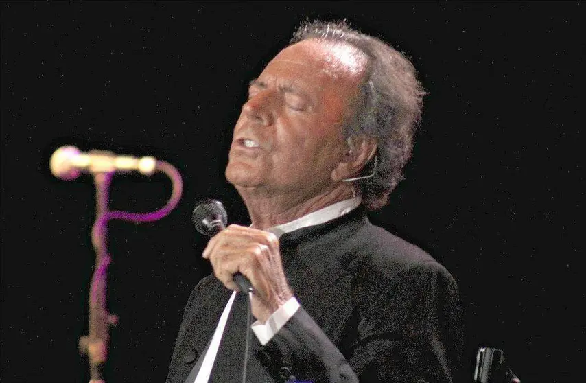 Julio Iglesias, durante su actuación en Sharjah en 2016. (EL CORREO)