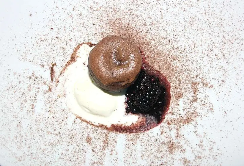 Entre los postres se sirvió el pastelito de metate de chocolate con chile ancho, helado de vainilla y zarzamora de michoacán. (EL CORREO)