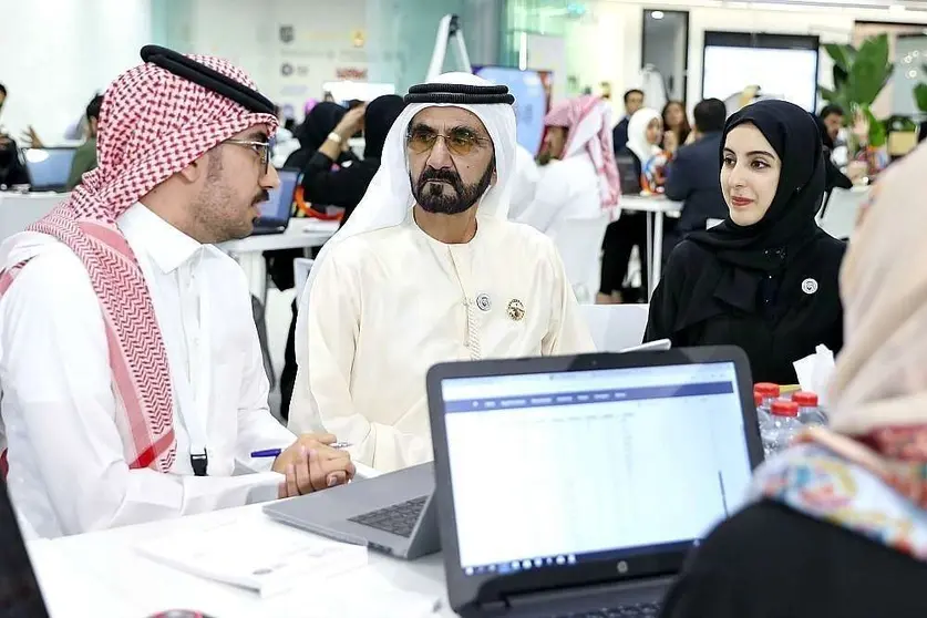 El jeque Al Maktoum, durante el encuentro con los jóvenes líderes en medios árabes. (WAM)