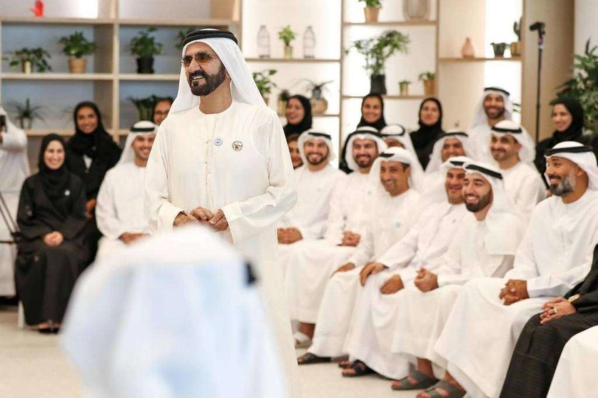 Sheikh Mohammed bin Rashid durante la sesión de trabajo con su equipo. (WAM)