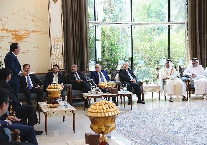 Los representantes del GRULAC, durante el encuentro con el jeque de Ras Al Khaimah. (WAM)