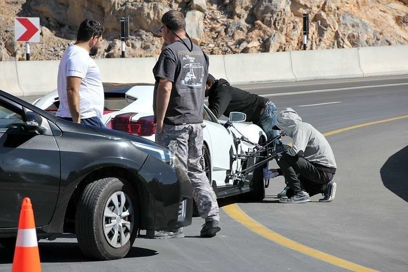 Instalación de cámaras en las ruedas de un deportivo para grabar su ascención por la carretera de Jebel Jais. (R. Pérez / EL CORREO)