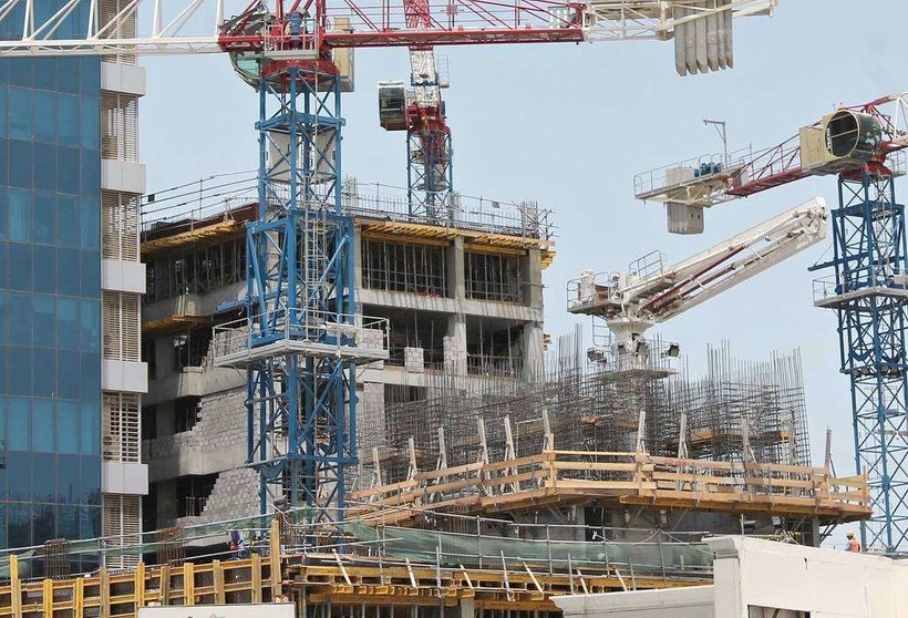 Un edificio en construcción en Doha, capital de Qatar. (EL CORREO)