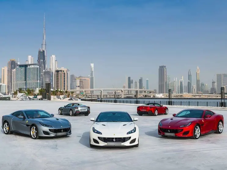 Vehículos marca Ferrari Portofino en Dubai.