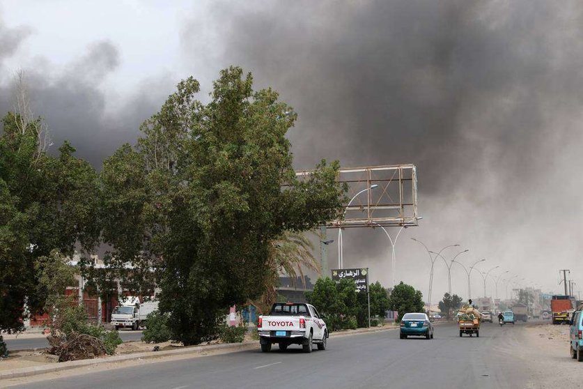 El humo cubre la ciudad de Adén tras los últimos enfrentamientos. (Reuters)