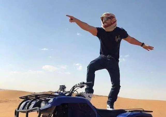 El cantante portorriqueño subió esta foto del desierto de Dubai a Instagram.