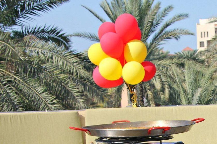 Paella en la terraza del restaurante Seville's en Dubai. (EL CORREO)