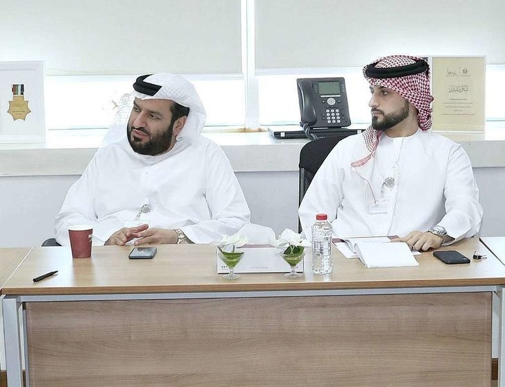 Mohamed Jalal Al Rayssi, director ejecutivo de WAM -izquierda-, e Ibrahim Shukralla en las oficinas de la agencia de noticias de Emiratos Árabes. (WAM)