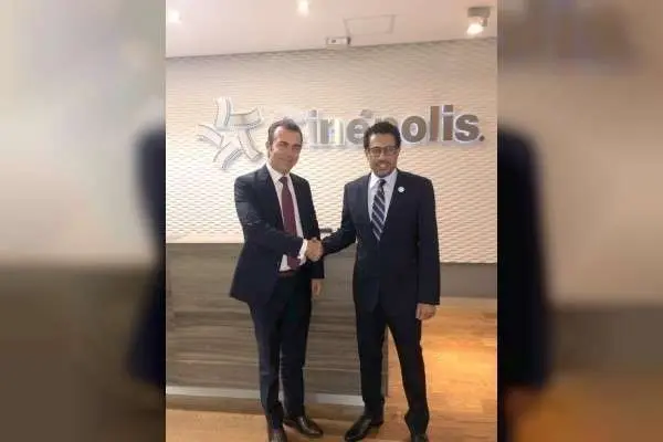 El embajador de EAU en México a la derecha de la imagen junto al empresario Alejandro Ramírez Magaña.