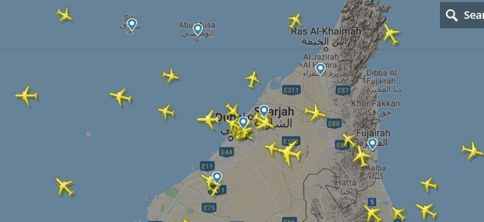 Captura de pantalla del sitio web flightradar sobre el aeropuerto de Dubai a las 13.30 horas de este domingo.
