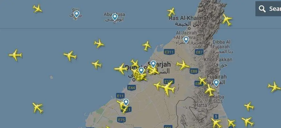 Captura de pantalla del sitio web flightradar sobre el aeropuerto de Dubai a las 13.30 horas de este domingo.