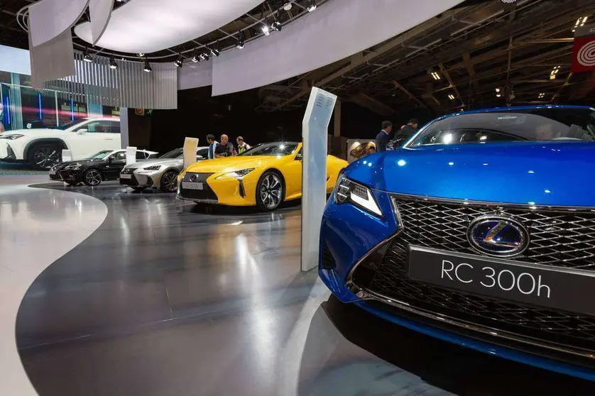 La marca Lexus presenta su nuevo coupé deportivo RC300 h en el Salón del Automóvil de París. (Fernando Pérez / Efe)
