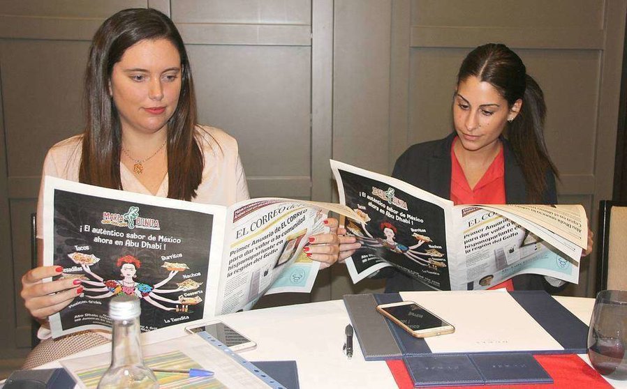 Dos españolas leen el periódico EL CORREO en Dubai. (EL CORREO)