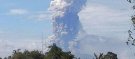En la imagen de EFE, el volcán activo en las islas Célebes.