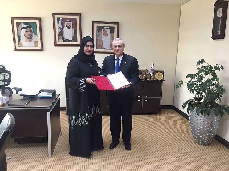 El embajador de Uruguay en Emiratos Árabes, en el momento de recibir la certificación halal. (Cedida)