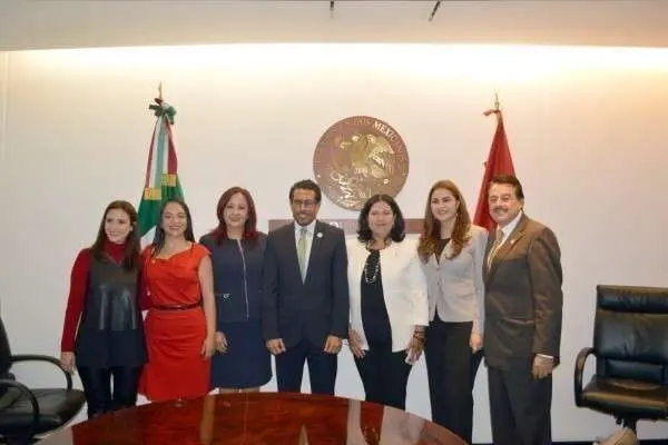 Foto de familia del encuentro entre el embajador de EAU en México y la senadora Pinedo.