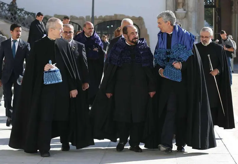 El jeque de Sharjah, junto a los responsables académicos de la Universidad de Coimbra en Portugal. (NNC)