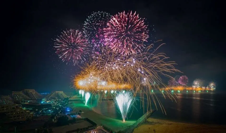 Fuegos artificiales en la isla de Al Marjan en Ras Al Khaimah.