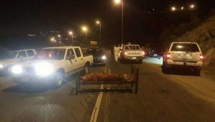 Una captura de pantalla del vídeo del cuerpo en su cama en la carretera saudí.