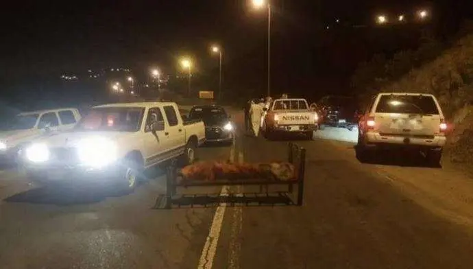 Una captura de pantalla del vídeo del cuerpo en su cama en la carretera saudí.