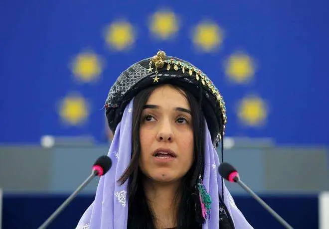 En la imagen de Reuters, Nadia Murad al recibir el premio Sajarov en 2016.