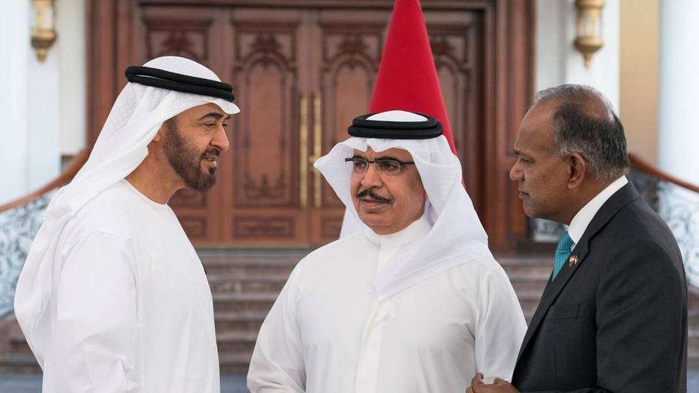  El príncipe heredero habla con  ministro del Interior de Bahrein.