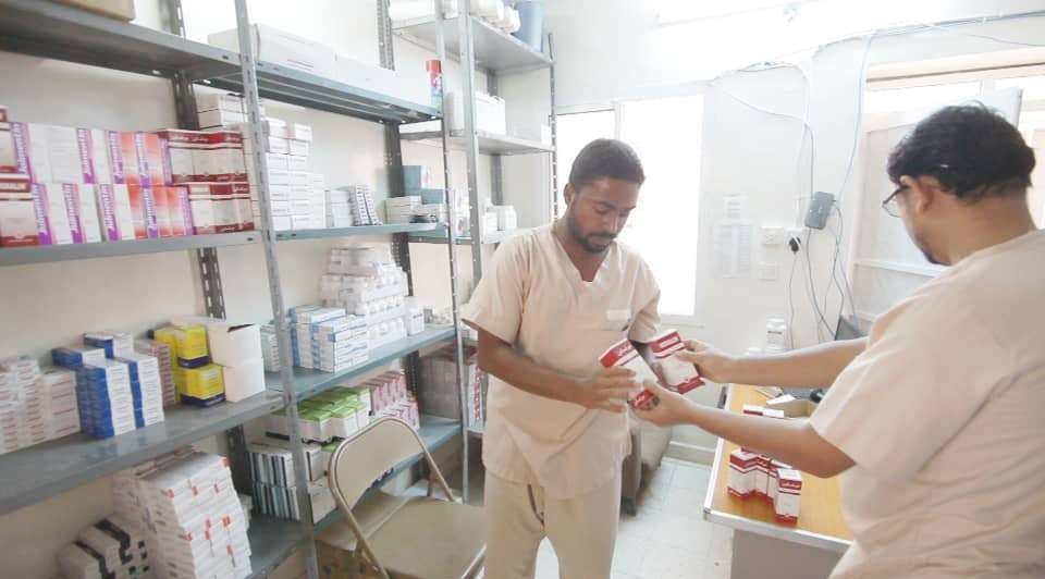 Clasificación del suministro médico donado por ERC en el 'Restoring Hope Hospital' in Rumah. (WAM)