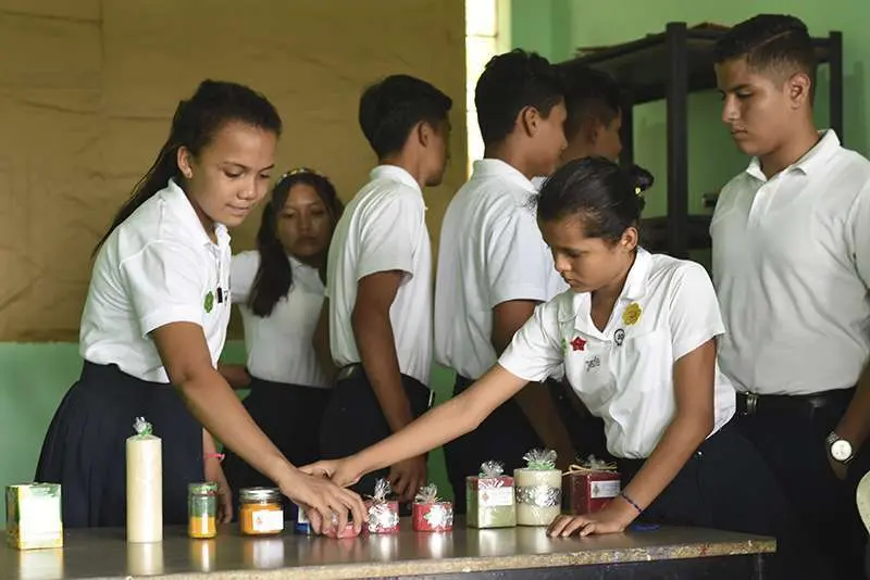 Alumnos de una escuela en uno de los proyectos escolares de emprendimiento. (WAM)