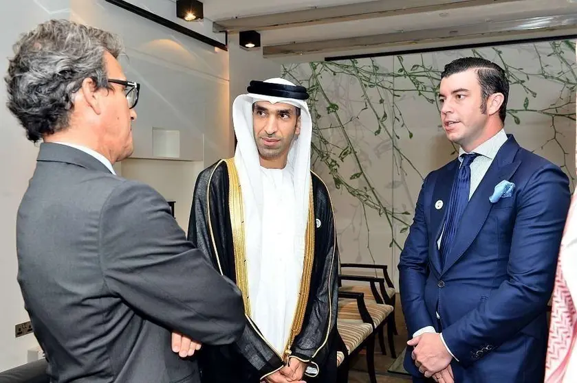 El ministro de Cambio Climático y Medio Ambiente de EAU, Thani Ahmed Al Zeyoudi, conversa con el embajador Antonio Álvarez y con el presidente del SBC, Guillermo Cobelo, durante del Día de España. (FOTOS: Manaf K. Abbas)