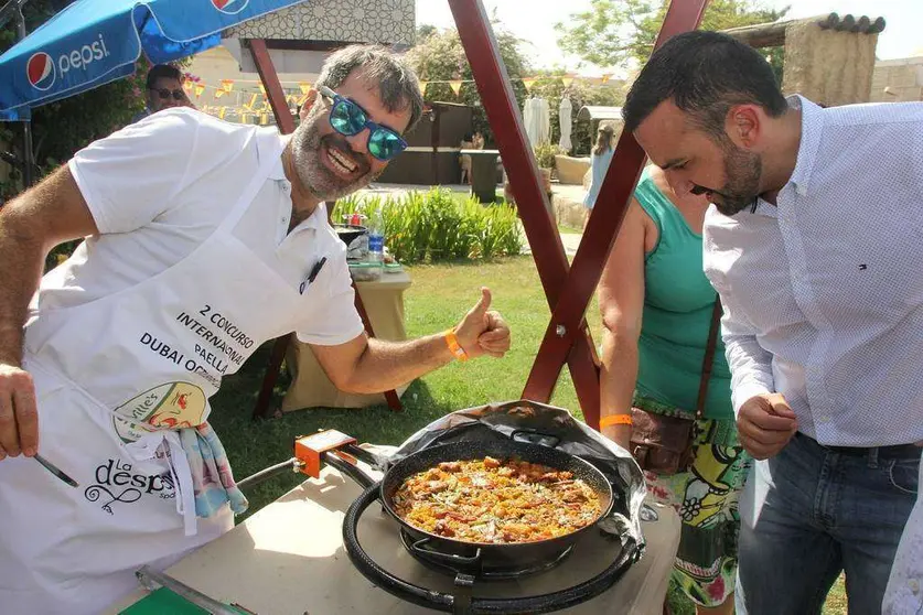 David Palobart, ganador del concurso, posa ante su paella en presencia de Santiago Jiménez, titular de la Segunda Jefatura de la Embajada de España en EAU. (EL CORREO)