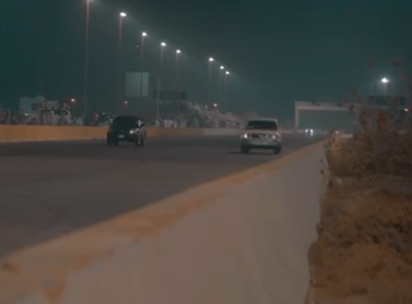 Dos vehículos durante una carrera en Emirates Motorplex.