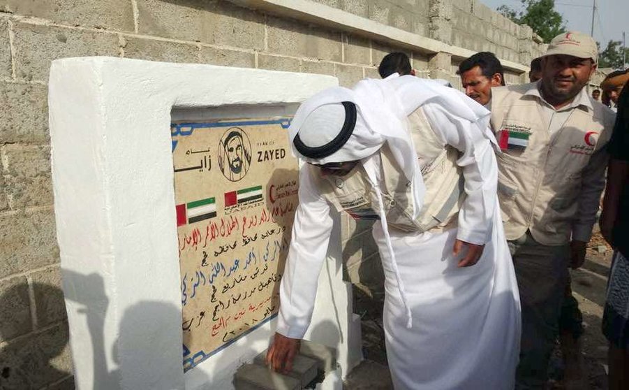Colocación de la primera piedra de la ampliación de una escuela en Tuban, Yemen. (WAM) 