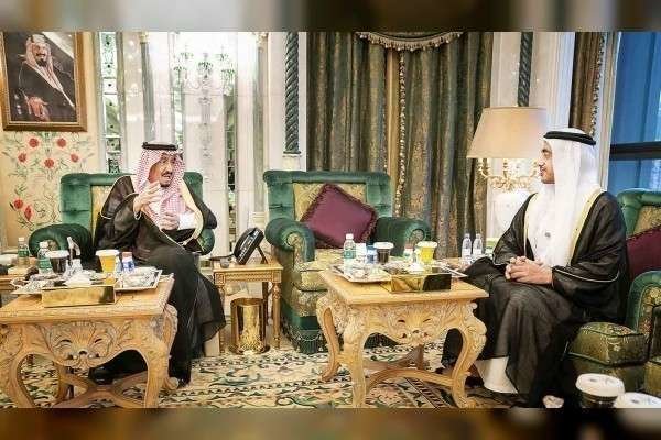 Abdullah bin Zayed Al Nahyan, ministro de Relaciones Exteriores y Cooperación Internacional, reunido con el rey Salman en Makkah el pasado mes de junio. (WAM)