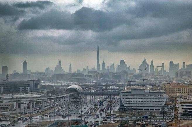 El cielo del centro de Dubai cubierto de nubes.