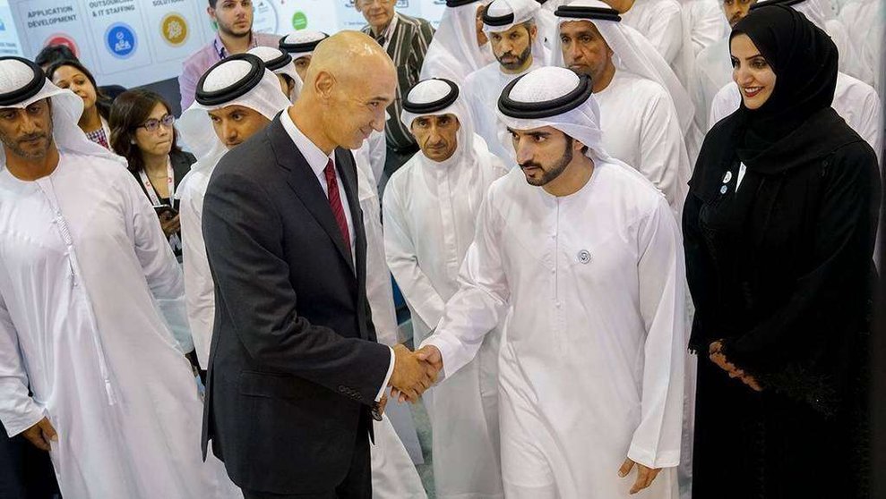 El jeque Hamdan bin Mohammmed bin Rashid Al Makoum durante su visita al stand de Microsoft en Gitex. (Microsoft Gulf)