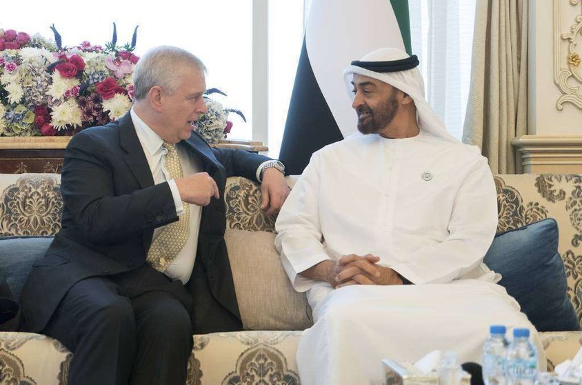 Momento del encuentro entre el jeque Mohamed bin Zayed Al Nahyan y el duque de York. (WAM)