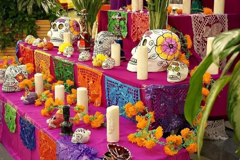 Detalle del Altar de Muertos instalado en la Universidad de la Sorbona de Abu Dhabi. (Marta del Olmo / EL CORREO)