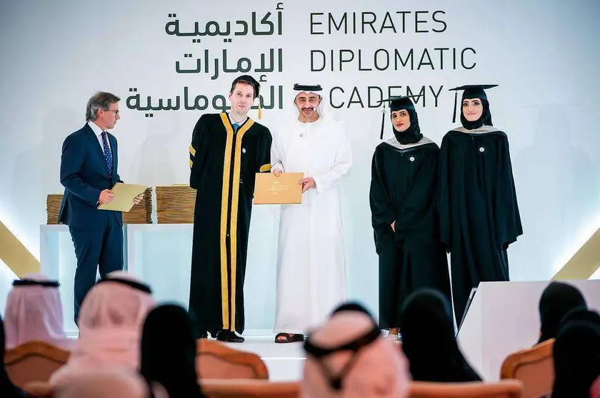 Bernardino León, director de la Escuela Diplomática junto al ministro de Exteriores de EAU y alumnos graduados.