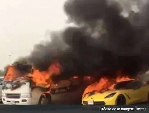 Más de una docena de autos estuvieron involucrados en el incendio.