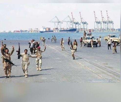 Soldados en el puerto de Hodeidah.