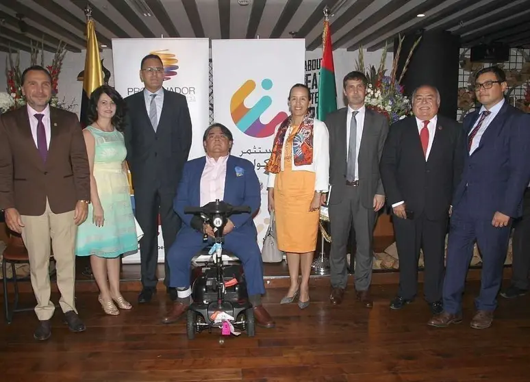 Representantes diplomáticos junto a Mario Vallejo en el Día de Ecuador en Emiratos Árabes. (EL CORREO)