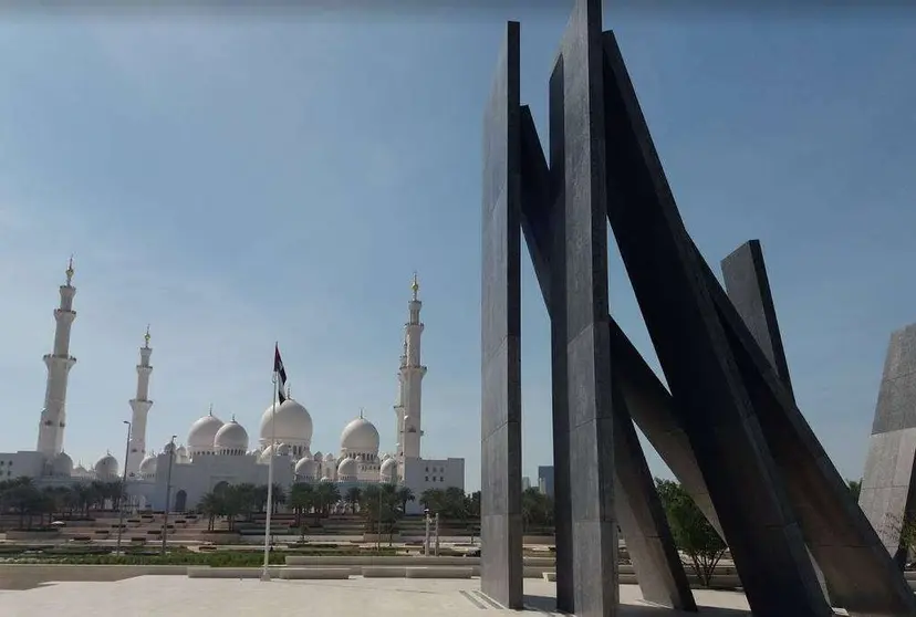 Una imagen de la Gran Mezquita y el Monumento a los Mártires en Abu Dhabi. (EL CORREO)