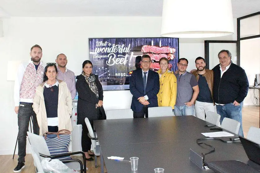 Javier López, director general de Provacuno -en el centro con traje-, junto a la delegación de Emiratos Árabes de gira por España. (Cedida)