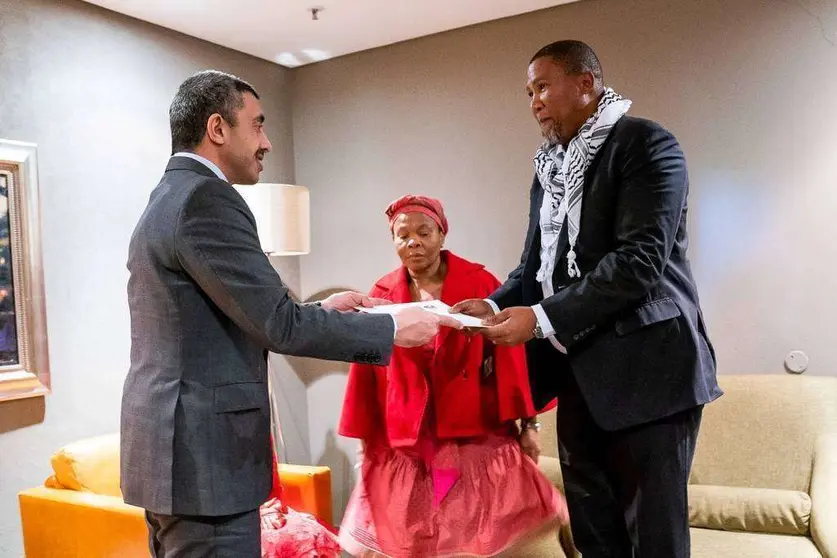 Abdullah bin Zayed Al Nahyan presentó una carta de agradecimiento a Zwelivelile 'Mandla' Mandela, nieto del ex presidente sudafricano. (WAM)