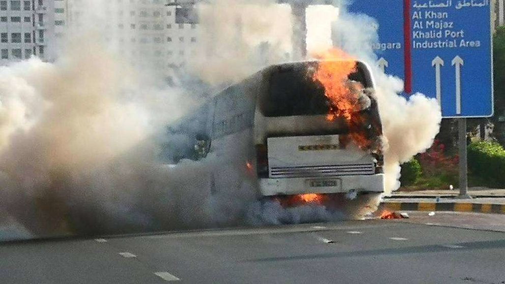 En la imagen del diario The National, el autobús en llamas.