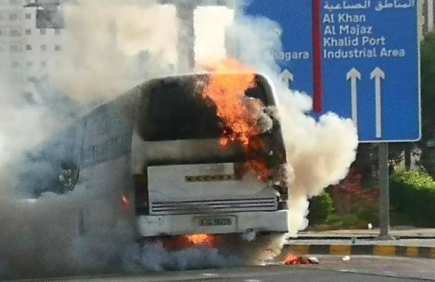 Autobús incendiado en Sharjah. (The National)