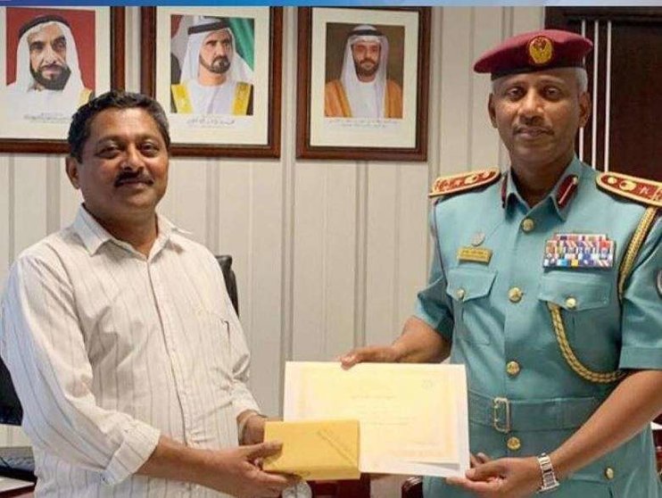 El indio recibió un regalo de la Policía de Sharjah.