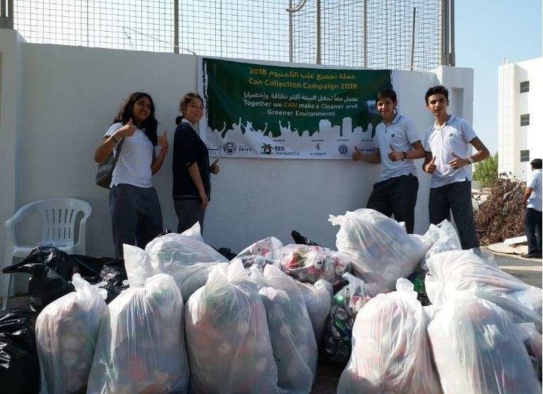 Participantes en la Campaña de Reciclaje de Emiratos Árabes.