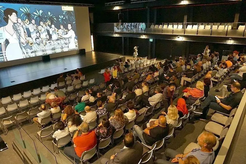 La sala de proyección del Centro Cultural Manarat al Saadiyat de Abu Dhabi antes del inicio de la película. (Marta del Olmo)